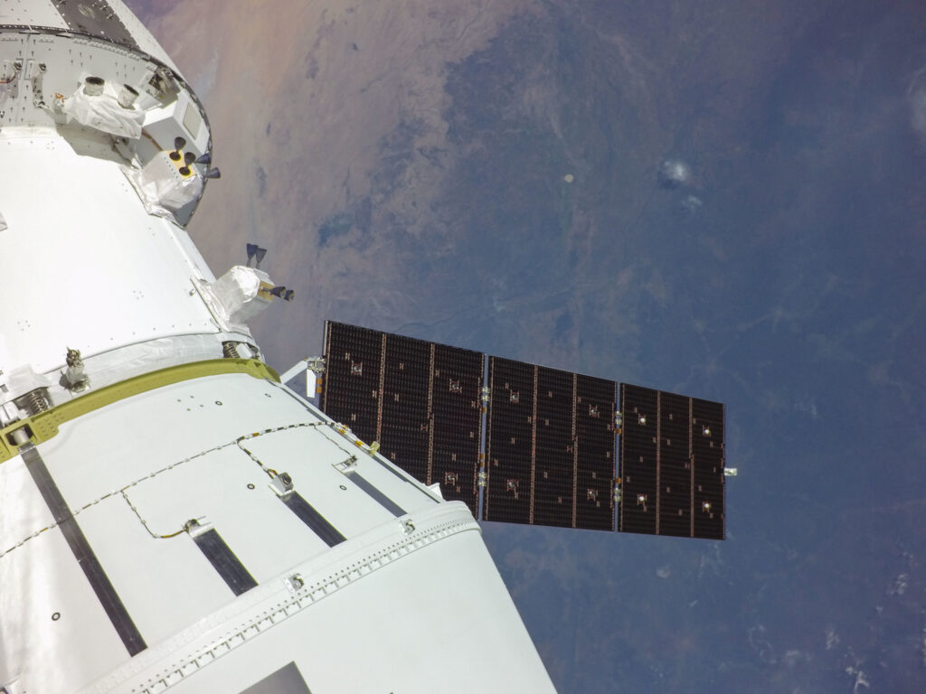 «Орион» развертывает солнечные батареи. NASA