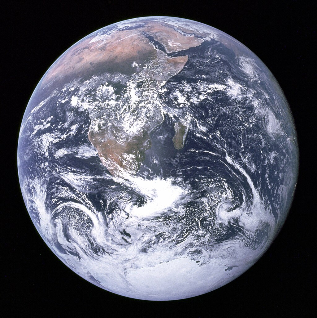The Blue Marble, снятый Харрисоном Шмиттом из экипажа «Аполлона-17» в 1972 году. Оригинальная фотография была сделана так, чтобы Южный полюс был обращён к камере;